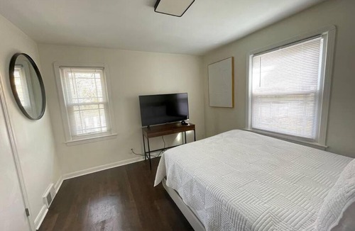 Berea House | New! Cozy 4-bedroom w/free parking. Dogs welcome!