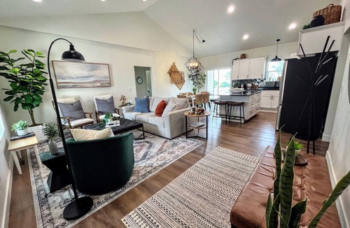Moab South Valley House | NEW! GameRm–HotTub–TheaterRm–Mtn Views–3000sf–BBQ