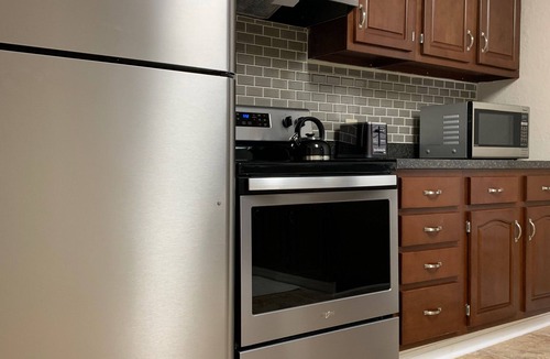 Wadsworth House | New! Great Remodeled 2 Bedroom. Walk to the Square!