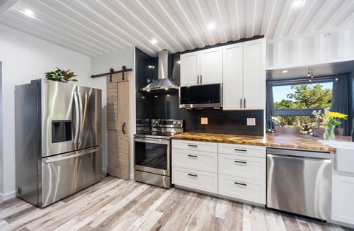 Teasdale Villa | New! Lavish Shipping Container Experience with 3 King Suites & Amazing Views!
