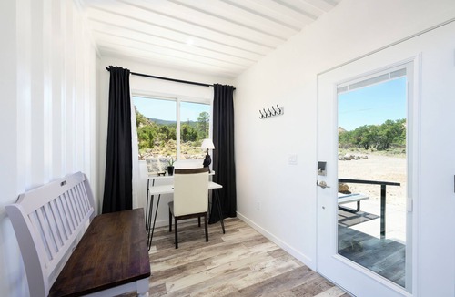 Teasdale Villa | New! Lavish Shipping Container Experience with 3 King Suites & Amazing Views!