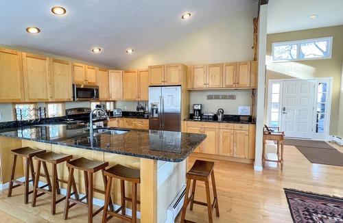 Eagle-Vail House | New Listing! Eagle Vail Escape | Stunning Views & Deck | BBQ Grill