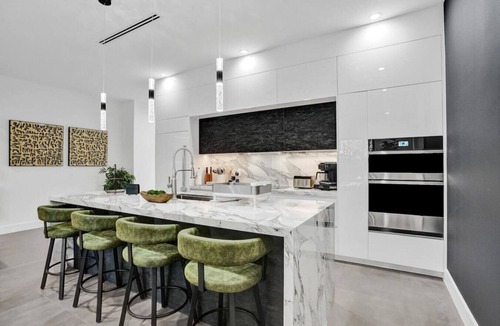 Lake Ridge Villa | New Luxe Contemporary Home 4BR-4BA with Heated Pool, Mini Golf, Pool table