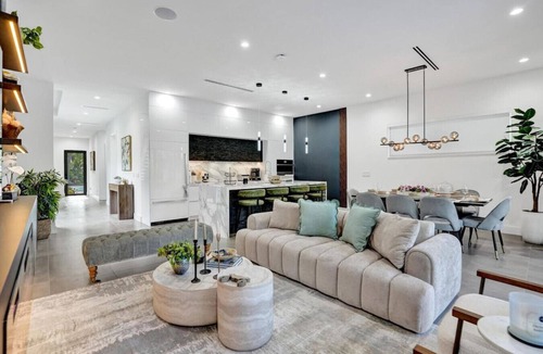 Lake Ridge Villa | New Luxe Contemporary Home 4BR-4BA with Heated Pool, Mini Golf, Pool table