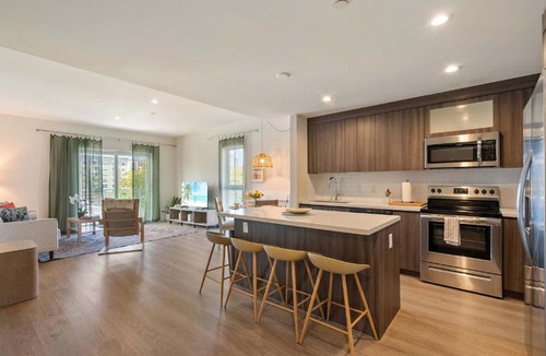 Parkside Apartment | NEW Modern Condo FREE Parking & High Speed Wifi