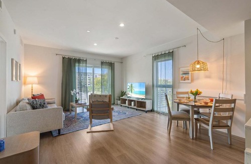 Parkside Apartment | NEW Modern Condo FREE Parking & High Speed Wifi