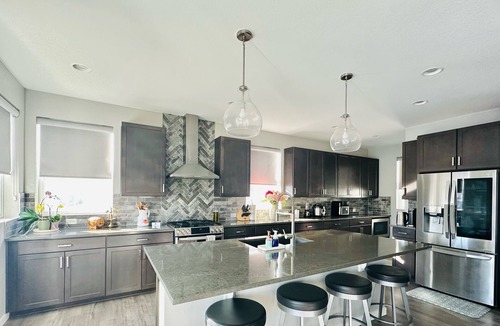 Westridge House | New Modern Home.10 Guests. CO-470 in 2-mins