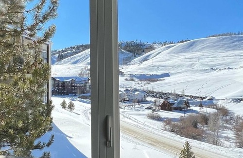 Silvercreek Condo | ❤️ NEW PRIVATE 8 Person *Ski-IN/SKI-OUT *HOTTUB* 🏞❤️
