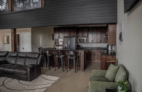 Teasdale House | NEW! Red Rock & Pine Retreat. Sleeps 20+ people.