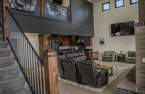 Teasdale House | NEW! Red Rock & Pine Retreat. Sleeps 20+ people.