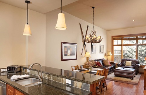 Snowmass Village Condo | New Ski in/ski out, Luxury 1 BR, by gondola, deck/spas/Capitol Peak Snowmass BV