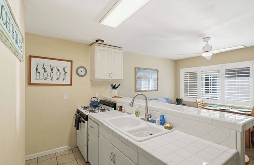 Carpinteria Condo | NEW! Steps to Beach! 1-bedroom Full Condo