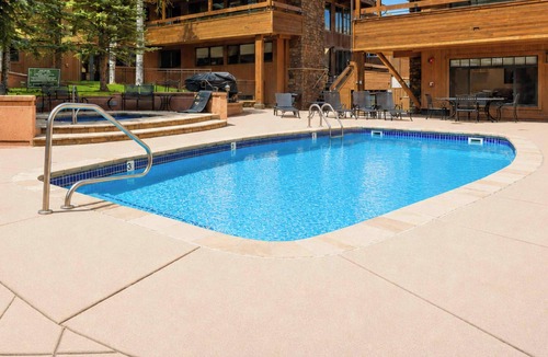 Aspen Condo | New Stunning 3BR, 3BA Steps from Gondola with AC!