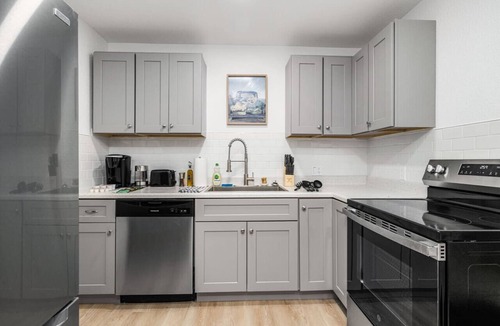 Pueblo Apartment | NEW ! Stylish Loft in DT Pueblo – Sleeps up to 6