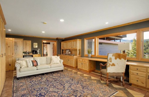 Shadow Mountain House | New. Top of the World Lodge. Hot tub. Theater.
