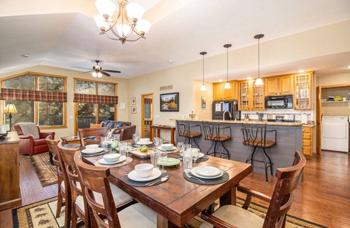 Estes Park Villa | NEW~Trail Ridge Retreat- A/C, RMNP- 2 miles, Family Friendly, Views!