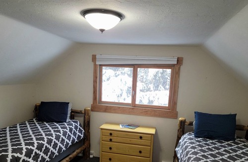 Vail Cabin | **NEW** Vail Cabin, Sleeps 8 Great Location, Smores, Park