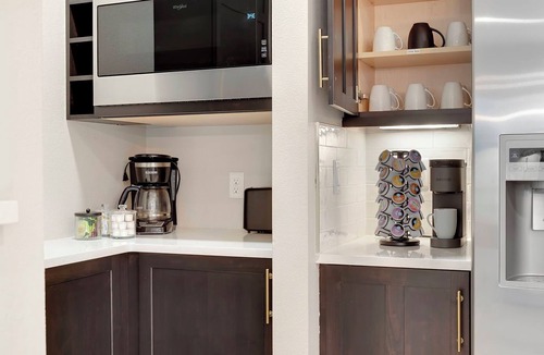 Fort Collins House | NEW! Walk 2 town Rooftop hot tub 2 King beds Dog friendly Luxury linens