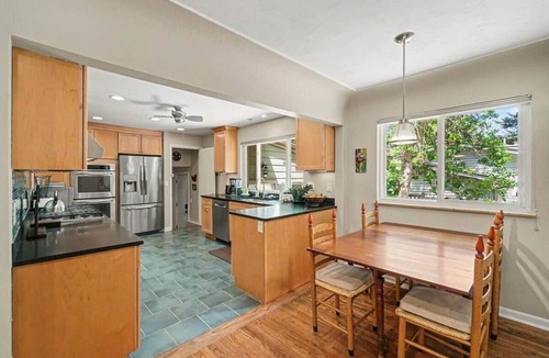 Newlands House | Newlands 4BR Retreat w/Private Suite+Walkable+Rec Center