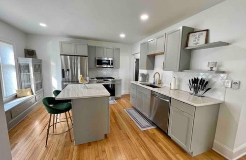 Kamm's Corners Apartment | Newly remodeled | Close to airport | 3br, 1 ba