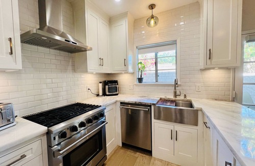Winnetka House | Newly Remodled 3-bedroom townhome with WiFi and AC in lovely Los Angeles