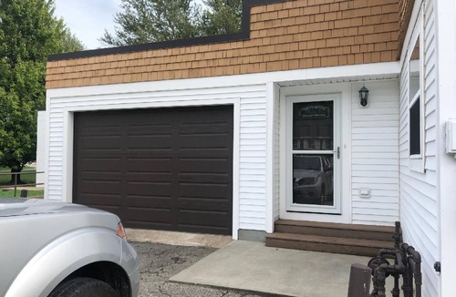Ashtabula Apartment | Newly renovated, and decorated upstairs apartment with attached garage.