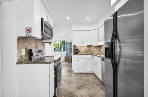 North Andrews Gardens House | Newly Renovated Beach Area Villa Cabana With Heated Pool