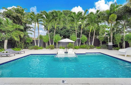 North Andrews Gardens House | Newly Renovated Beach Area Villa Cabana With Heated Pool