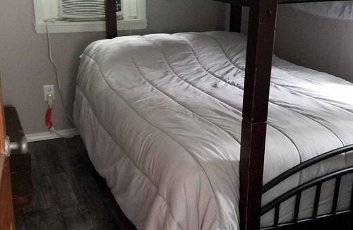 Geneva-on-the-Lake Cottage | Newly updated quiet cozy cottage off the Strip, pet friendly