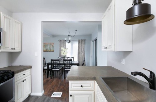 Tremont Apartment | Next 2 Christmas Story House/Tremont/5min downtown