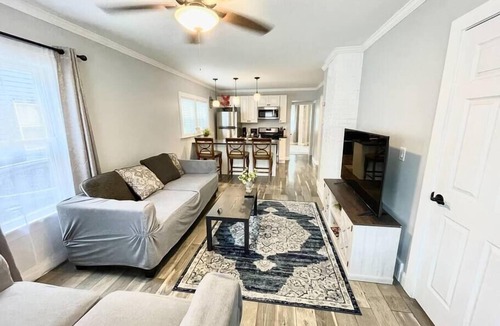 Tremont Apartment | Nice Apartment next to Christmas Story House