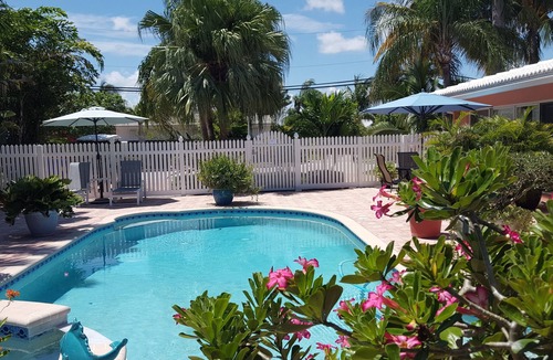 Lauderdale-by-the-Sea Apartment | No car needed, great location walkable and golf cart service for 2.00 a ride!