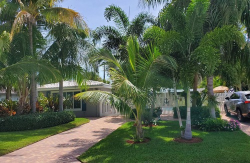 Lauderdale-by-the-Sea Apartment | No car needed, great location walkable and golf cart service for 2.00 a ride!