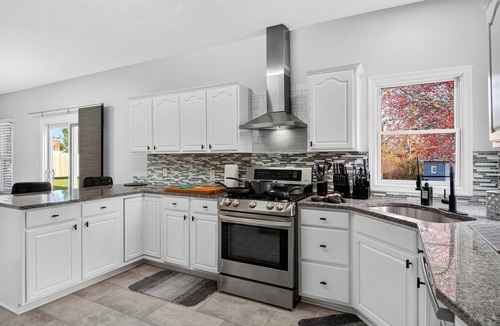 Chesterland House | -NO FEES- Spacious Chesterland Colonial