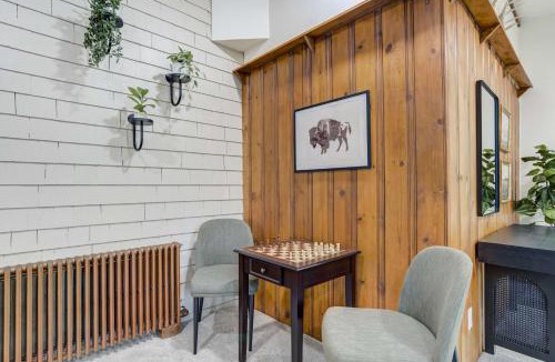 Old North End House | Noble Crest Cozy Apartment for Poker Nights