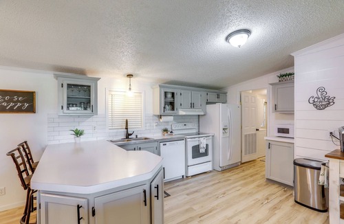 New Haven  Huron County House | North Fairfield Family Home w/Hot Tub & Porch!