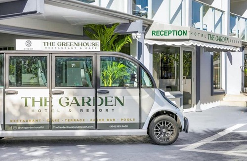Galt Mile Hotel | Ocean Blvd King Suite at Botanica