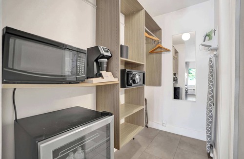 Galt Mile Apartment | Ocean Blvd King Suite Near the Beach!
