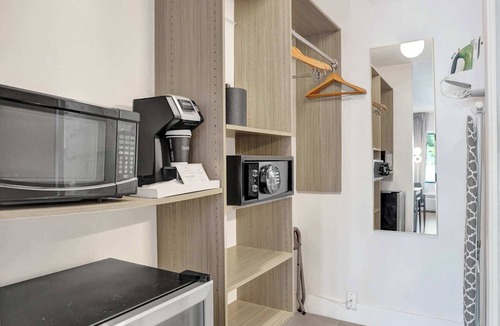 Galt Mile Apartment | Ocean Blvd King Suite Near the Beach!