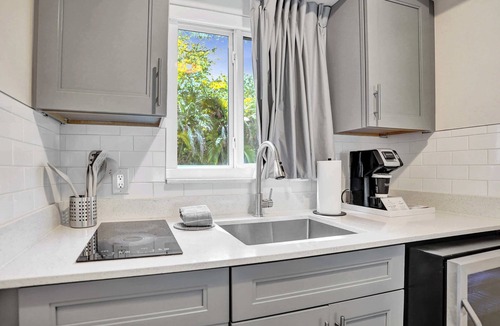Galt Mile Apartment | Ocean Blvd Two Doubles Suite with Kitchenette!