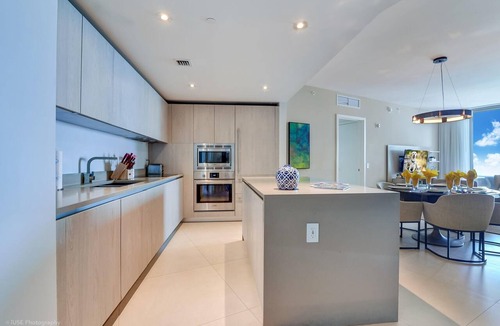 Hollywood South Central Beach Condo | Ocean Breeze Condo with Two Bedrooms and Pool