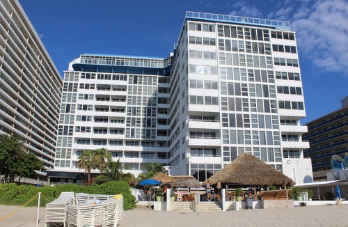 Galt Mile Condo | Ocean Manor Hotel Beachfront Resort living