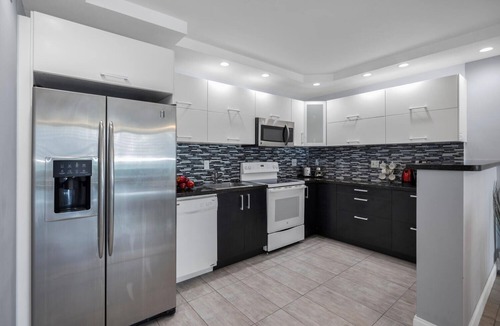 Sunny Isles Beach Condo | Ocean View, 1BD+1.5BA, Steps To Beach. Heated Pool. Ocean reserve