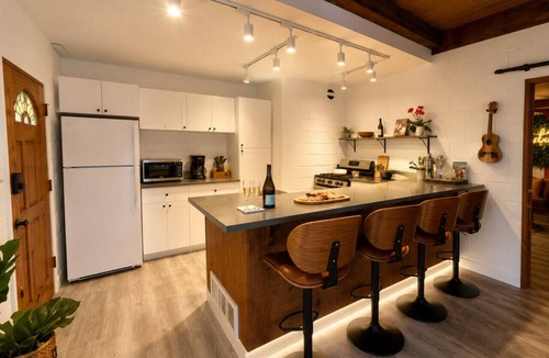 The Strand Apartment | Ocean View Balcony | 4 Min Walk to Beach | Romantic Theme
