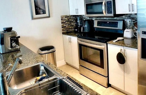 Hollywood Apartment | Ocean View Balcony Condo with Rooftop Pool