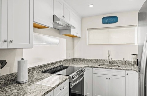 East Mesa Condo | Ocean-view condo in Santa Barbara steps to beach with pool & balcony