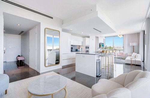 City Center Apartment | Ocean View Elegance | Rooftop Pool, Beach Access
