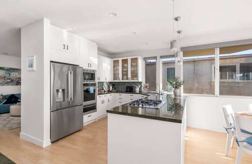 Gas Lamp Section House | Ocean View Home | Walk to Beach & Downtown MB