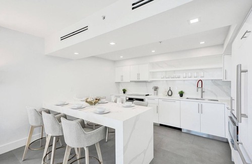Mid Beach Apartment | Oceanfront Luxury 3BR/3BA Condo w/Resort Pools, Gym & Sauna 902