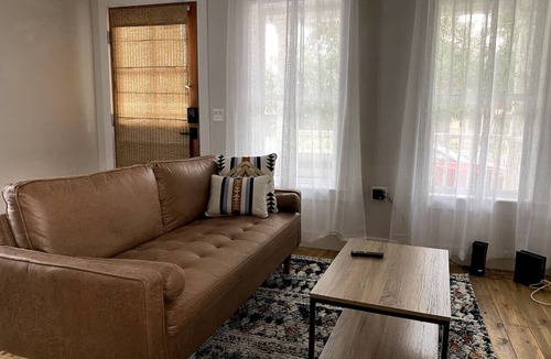 Buena Vista House | Off Main Downtown BV Cottage - STR-048
